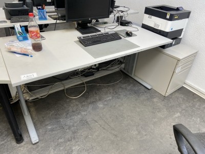 1 Schreibtisch mit Aktenrollcontainer